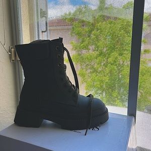 DREAMPAIRS Size 5 combat booties